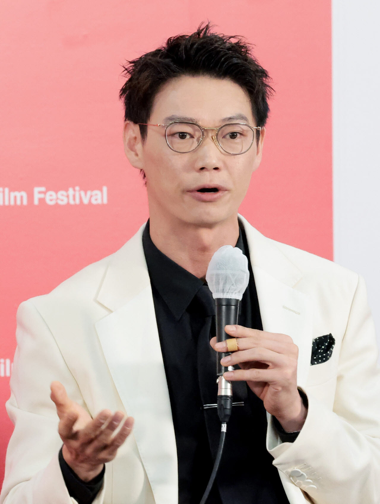 배우 카사마츠 쇼가 9일 부산 해운대구 영화의전당 비프힐에서 열린 경쟁 ‘면도’ 기자회견에서 인사말을 하고 있다.(사진=뉴스1)