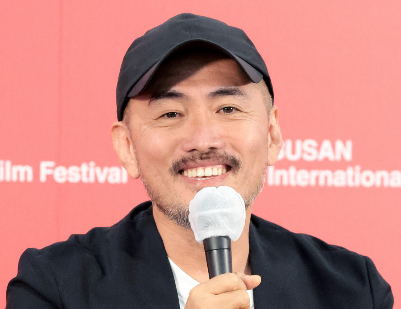 염규복 감독이 9일 부산 해운대구 영화의전당 비프힐에서 열린 경쟁 ‘긴긴밤’ 기자회견에서 미소를 짓고 있다.(사진=뉴스1)