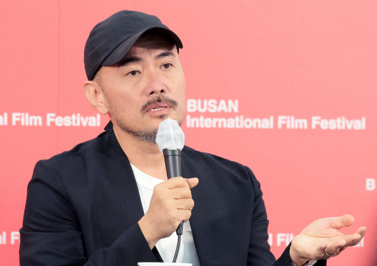 염규복 감독이 9일 부산 해운대구 영화의전당 비프힐에서 열린 경쟁 ‘긴긴밤’ 기자회견에서 인사말을 하고 있다.(사진=뉴스1)