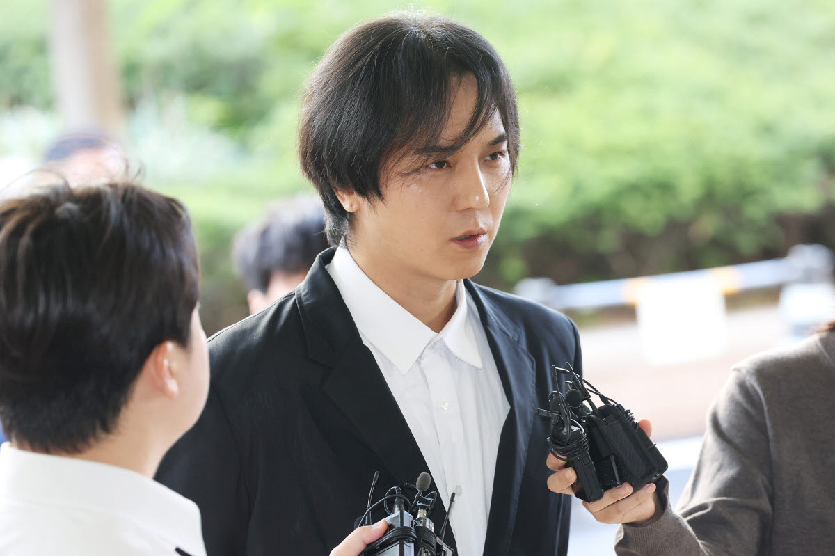 질문에 답하는 송민호.(사진=연합뉴스)
