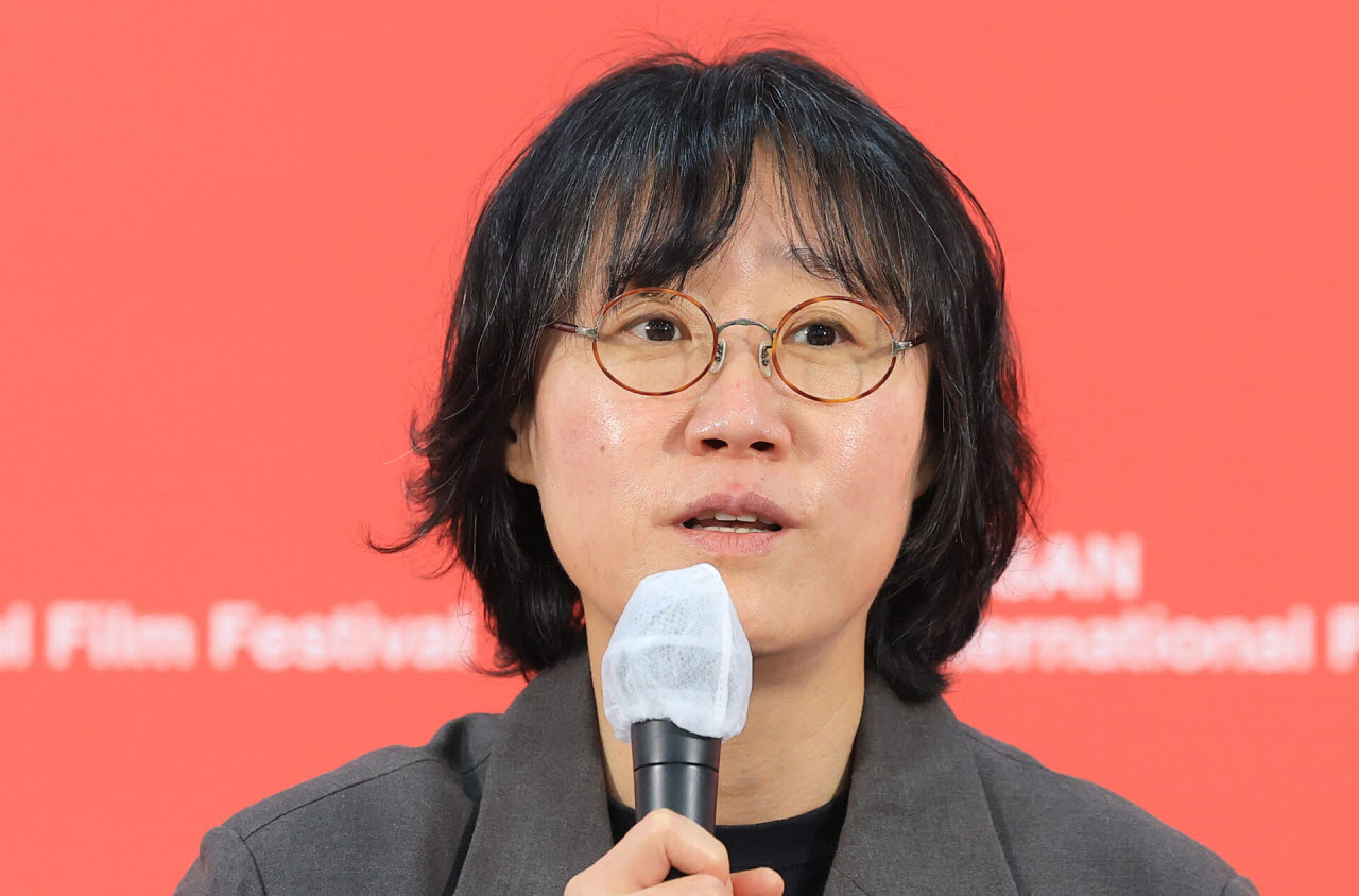 정주리 감독이 9일 부산 해운대구 영화의전당 비프힐에서 열린 경쟁 ‘도라’ 기자회견에서 인사말을 하고 있다.(사진=뉴스1)