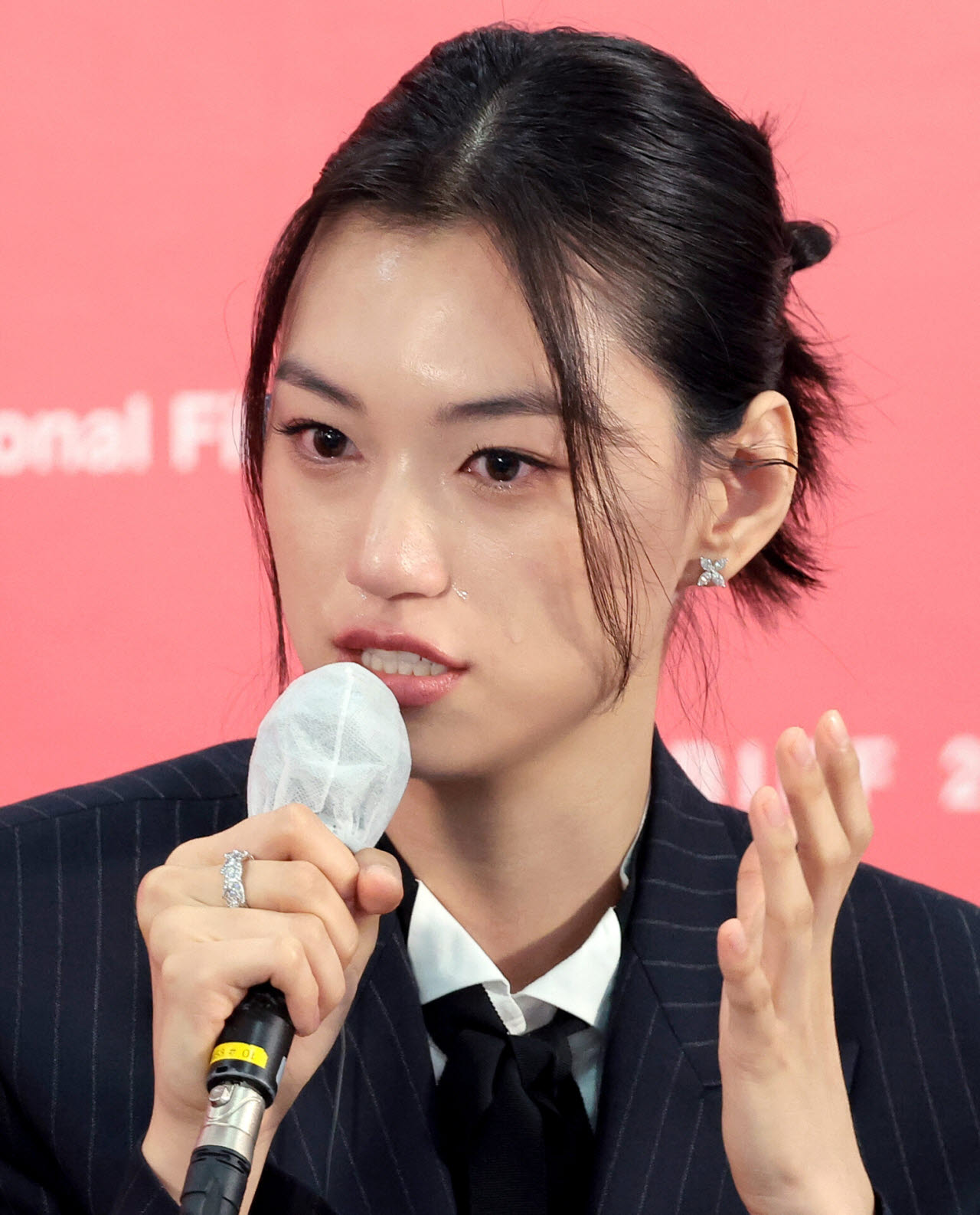 배우 김도연이 9일 부산 해운대구 영화의전당 비프힐에서 열린 경쟁 ‘도라’ 기자회견에서 눈물을 보이고 있다.(사진=뉴스1)