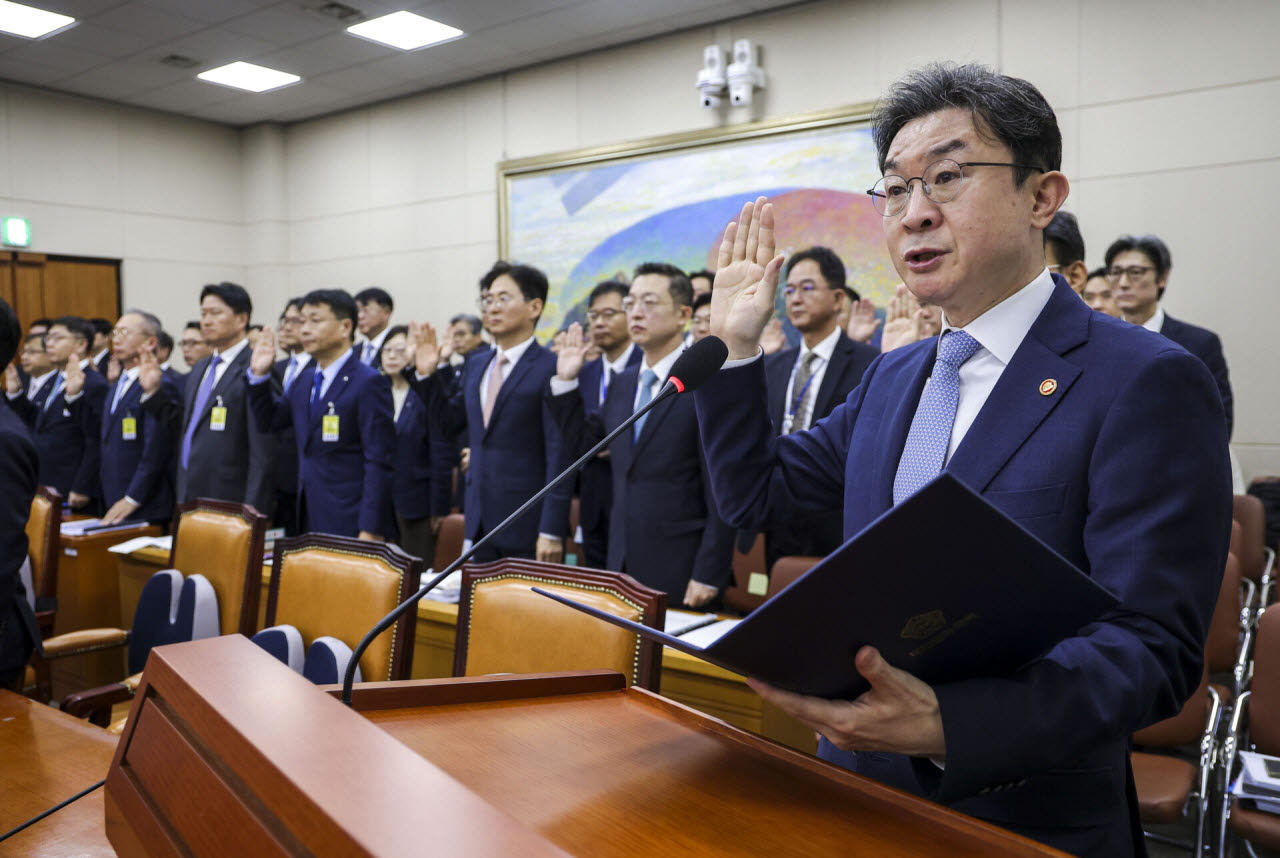 이억원 금융위원장이 8일 국회 정무위원회의 금융위원회 등에 대한 국정감사에서 증인선서를 하고 있다.(사진=뉴시스)