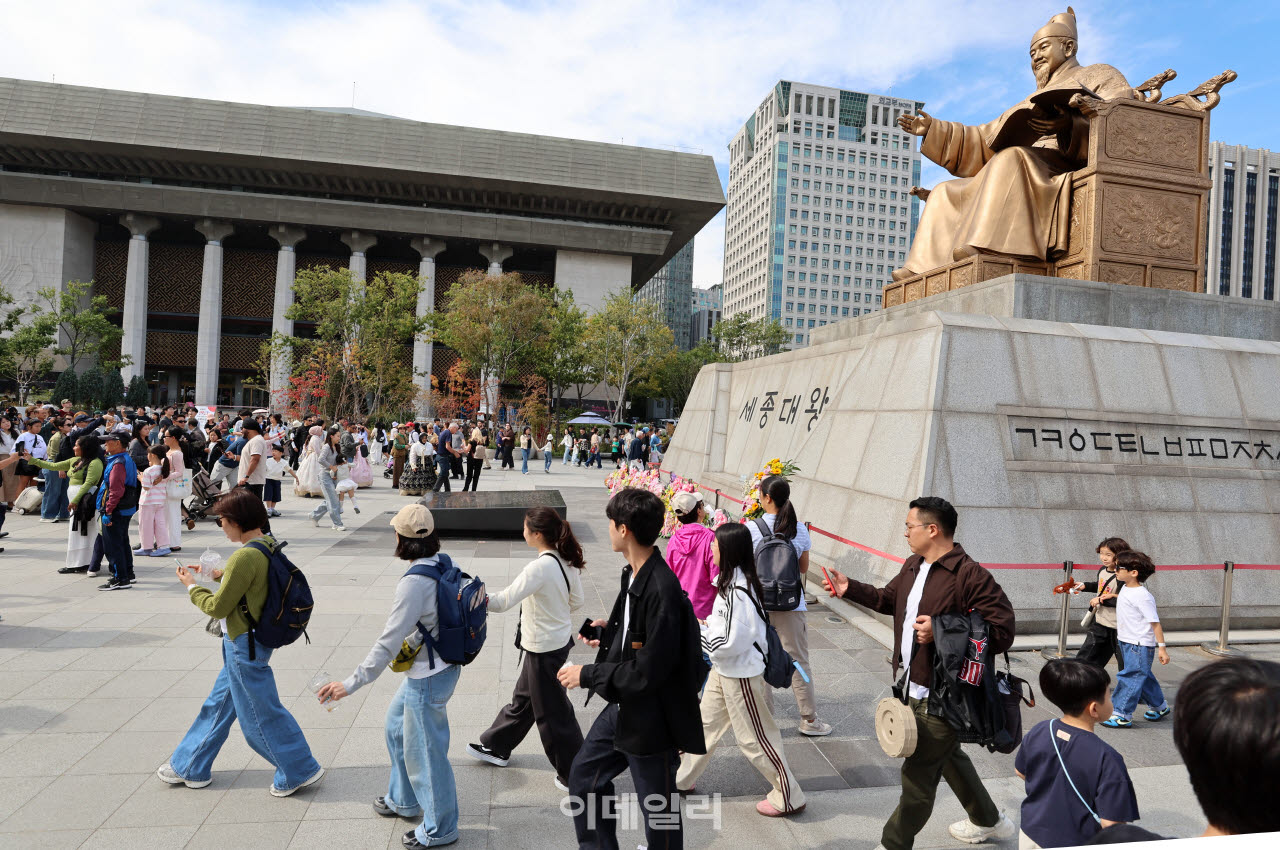 [이데일리 방인권 기자] 한글날 제정 100주년을 맞은 9일 서울 광화문광장을 찾은 시민들과 외국인들이 세종대왕 앞을 지나고 있다.