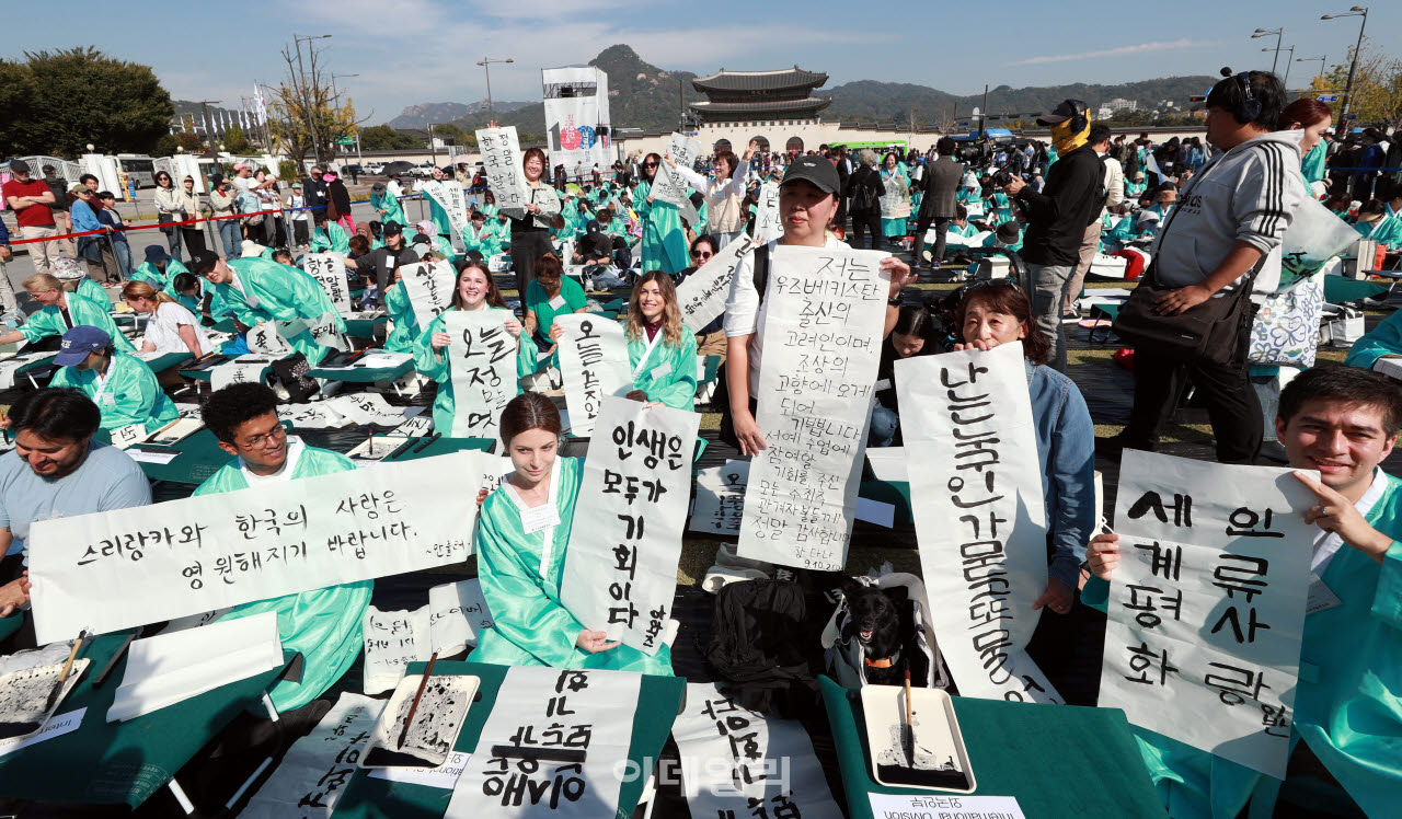 [이데일리 방인권 기자] 한글날 제정 100주년을 맞은 9일 서울 광화문광장에서 한국예술문화원 주최로열린 제17회 휘호대회에 참가한 외국인들이 자신이 쓴 휘호를 선보이고 있다.     ‘한글, 세상을 열다’를 주제로 열린 이번 휘호대회는 조선시대 과거시험을 재현하는 방식으로 진행되며 참가자들은 두루마기를 입고 2시간 동안 한글을 소재로 한 작품을 완성해야 한다.