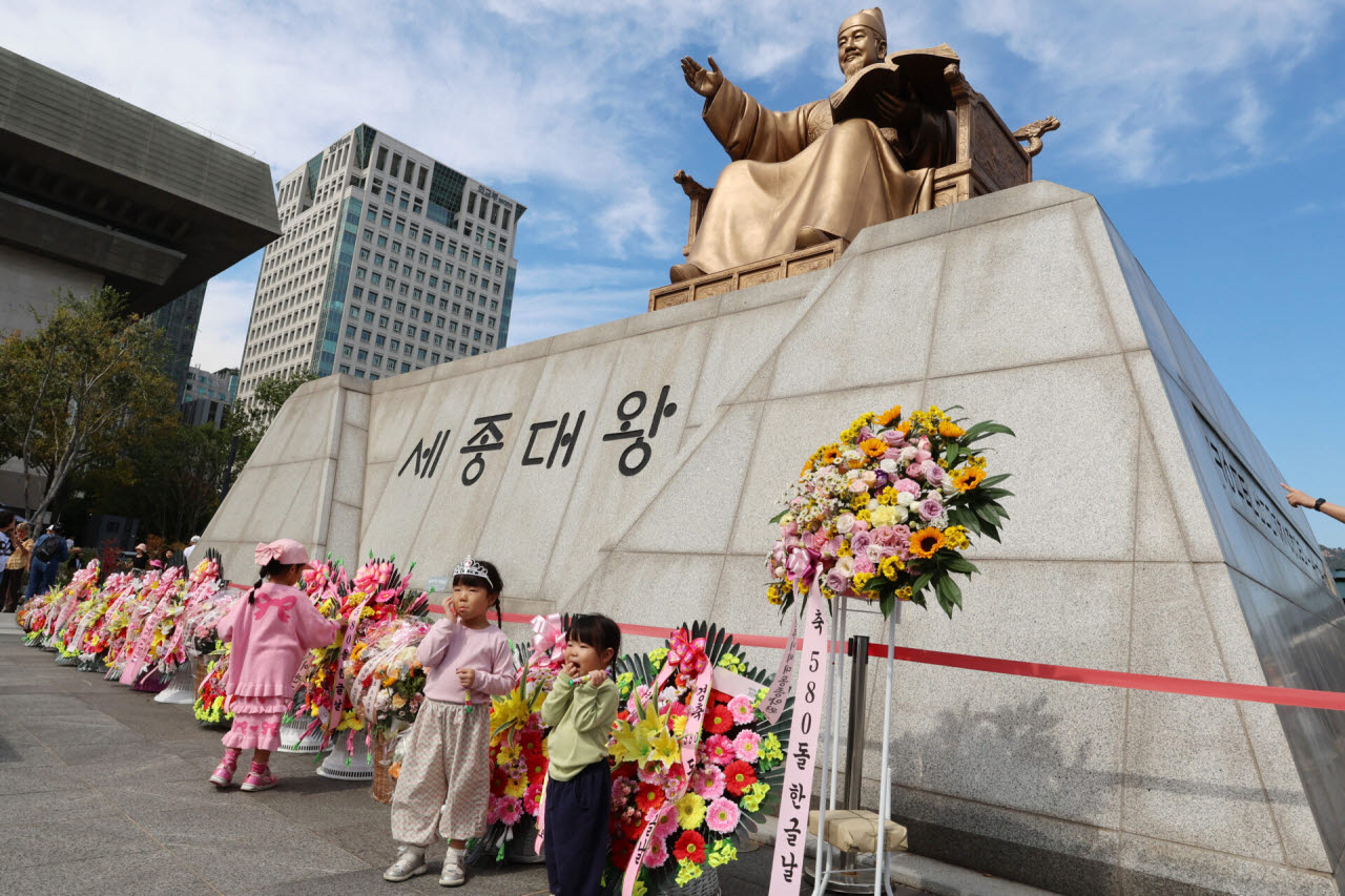 [이데일리 방인권 기자] 한글날 제정 100주년을 맞은 9일 서울 광화문광장을 찾은 시민들과 외국인들이 세종대왕 앞에서 기념촬영을 하고 있다.
