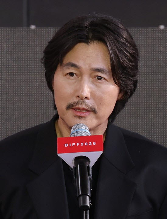 제31회 부산국제영화제 이틀째인 지난 7일 부산 해운대구 영화의전당에서 열린 드라마 '메이드 인 코리아 시즌2' 야외무대인사에서 배우 정우성이 인사말을 하고 있다.(사진=연합뉴스)