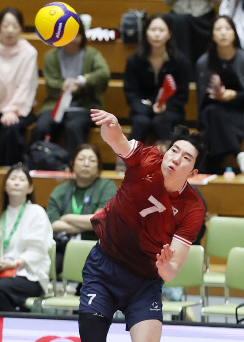 1일 일본 오카자키 중앙종합공원 종합체육관에서 열린 2026 아이치·나고야 아시안게임 남자 배구 8강 한국과 이란의 경기. 한국 허수봉이 서브를 넣고 있다. 사진=연합뉴스