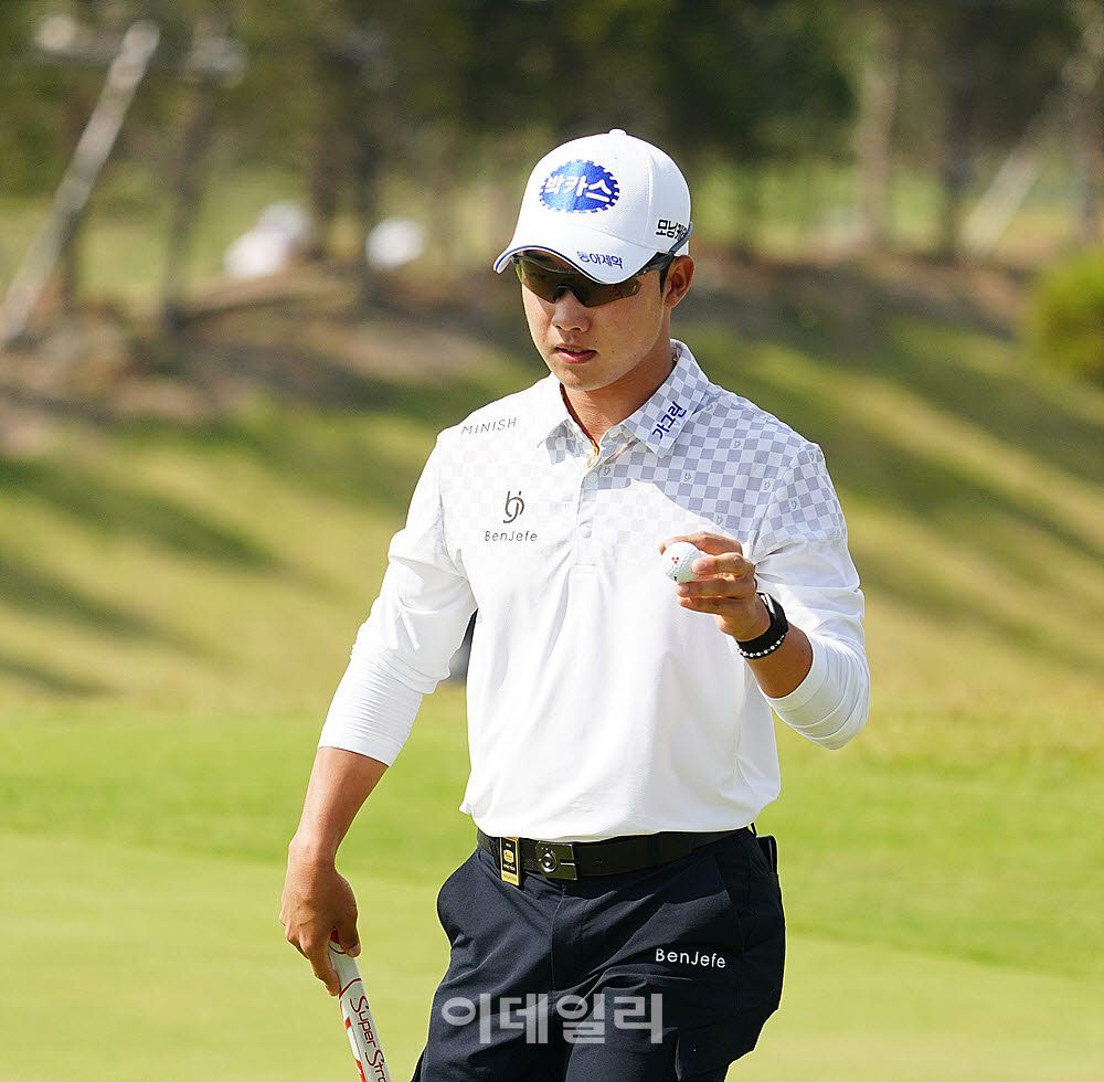 [포토] 송민혁, 버디 잡고 갤러리에 인사
