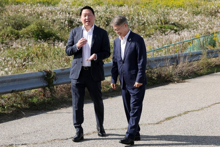 최태원 SK하이닉스 회장과 민형배 전남광주통합특별시장이 9일 오후 반도체 산단이 들어설 전남광주 서구 군공항 부지를 둘러보며 이야기를 나누고 있다. (사진 = 연합뉴스)