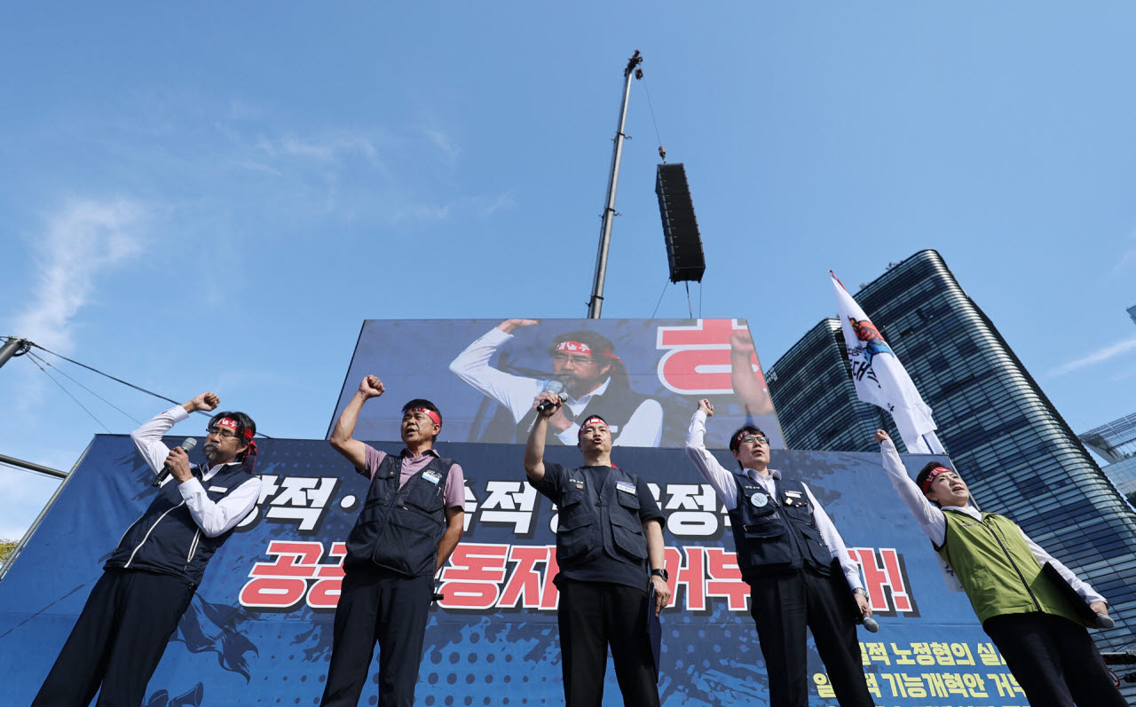 양대노총 산별 대표자들이 9일 서울 종로구 동십자각 교차로 인근에서 열린 양대노총 공공노동자 총력투쟁 결의대회에서 구호를 외치고 있다. 왼쪽부터 이지웅 공공노련 위원장, 엄길용 공공운수노조 위원장, 윤석구 금융노조 위원장, 정정희 공공연맹 위원장, 최희선 보건의료노조 위원장. (사진=연합뉴스)