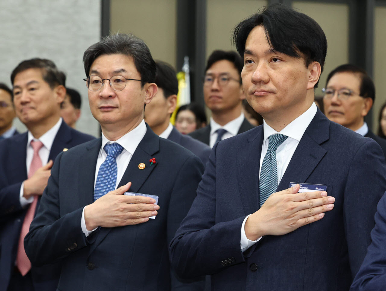 이억원(왼쪽) 금융위원장과 이형주 금융정보분석원장이 지난해 11월28일 서울 중구 은행연합회 국제회의실에서 열린 제19회 자금세탁방지의 날 기념식에서 국기에 대한 경례를 하고 있다.(사진=뉴시스)
