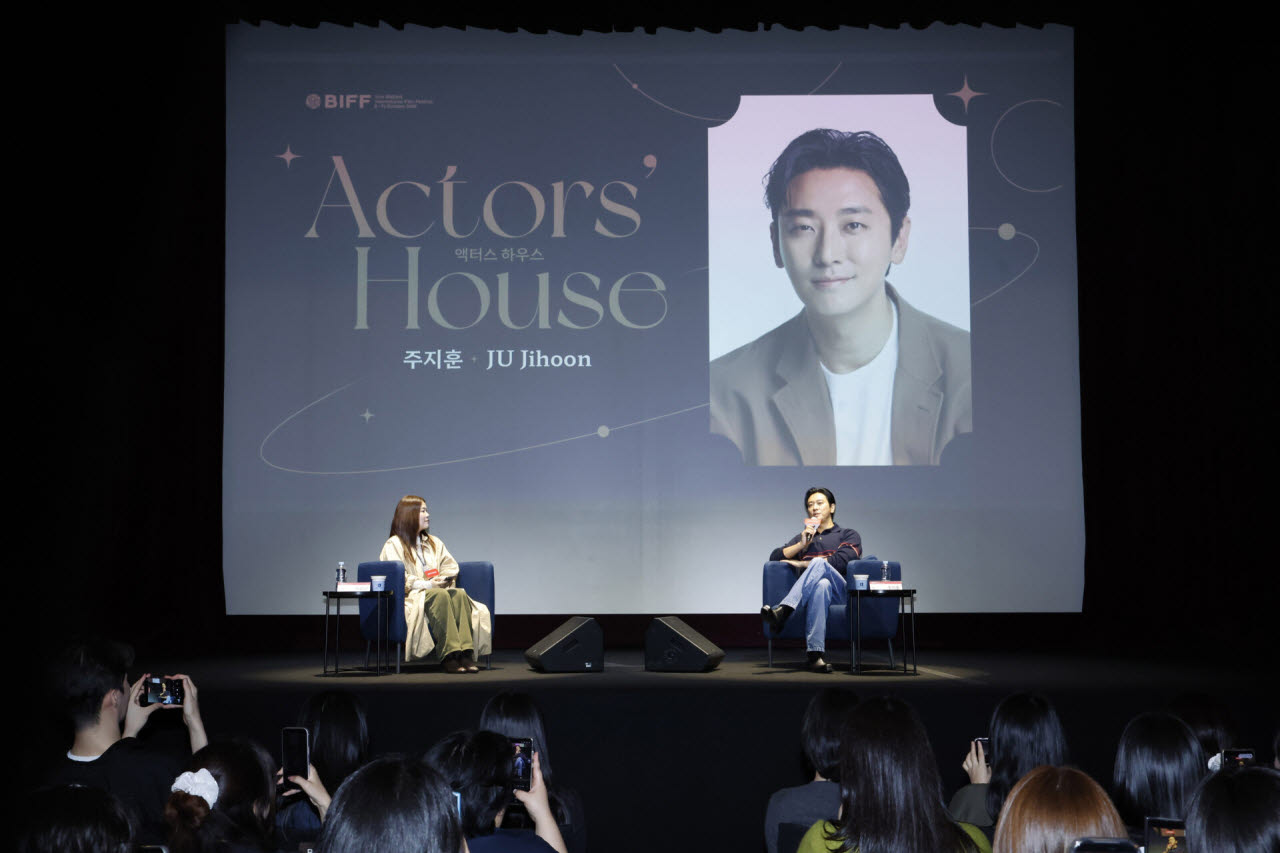 배우 주지훈(오른쪽)이 9일 부산 해운대구 신세계백화점 센텀시티점 문화홀에서 열린 액터스 하우스에서 인사말을 하고 있다.(사진=뉴시스)