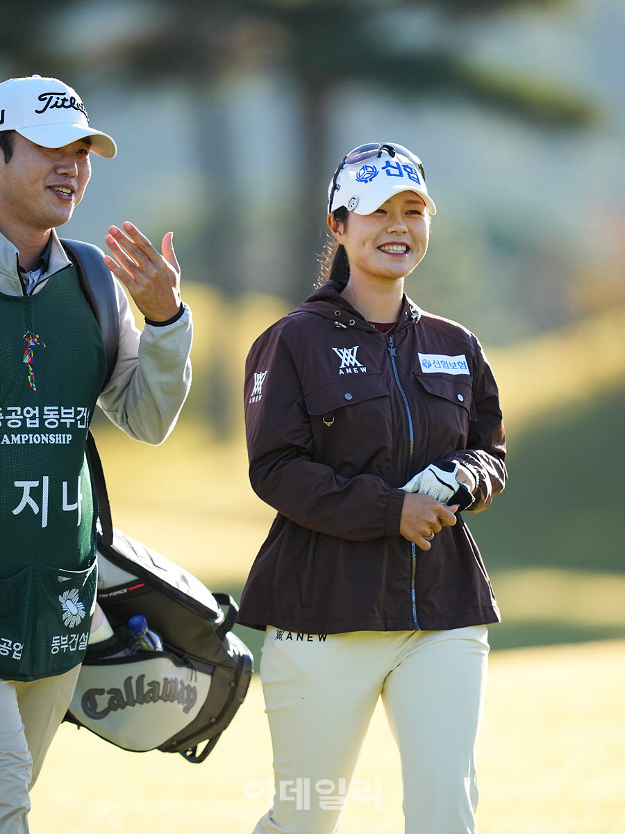 [포토]유지나,즐거운 대화로 이동해요