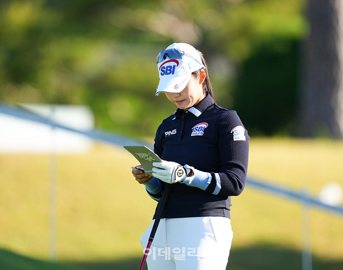 [포토]김지윤,야디지북을 먼저 살핀다