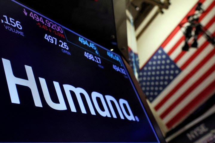미국 뉴욕증권거래소(NYSE) 전광판에 표시된 미국 건강보험사 휴매나(Humana) (사진=로이터)