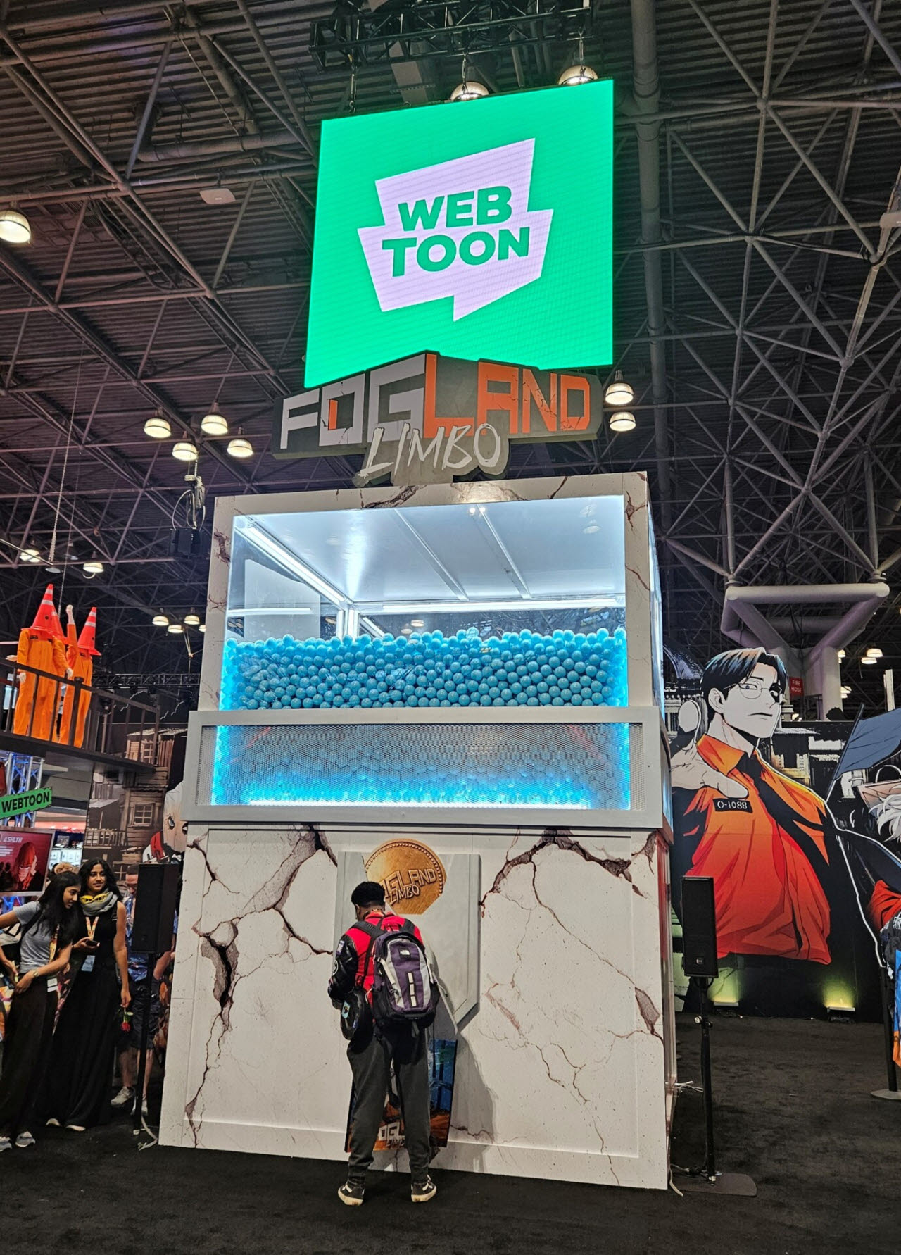 9일(현지시간) 미국 뉴욕 맨해튼 자비츠센터에서 열린 '2026 뉴욕 코믹콘'에 네이버웹툰의 '포그랜드(FOG LAND)'를 주제로 한 대형 체험 부스가 마련돼 있다. (사진=이데일리 성주원 특파원)