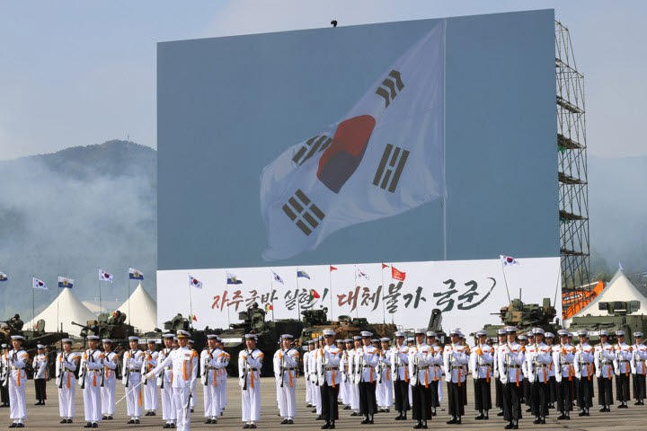 제78주년 국군의날 행사가 1일 충남 계룡대 활주로에서 열린 가운데, 장병들이 의장 행사를 하고 있다. (사진=연합뉴스)