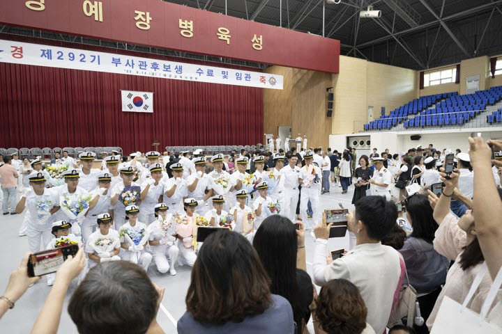 지난 8월 14일 경남 창원시 진해구 해군교육사령부 체육관에서 열린 해군 부사관 후보생 292기 수료·임관식에서 신임 부사관들이 기념 촬영을 하고 있다. (사진=연합뉴스)