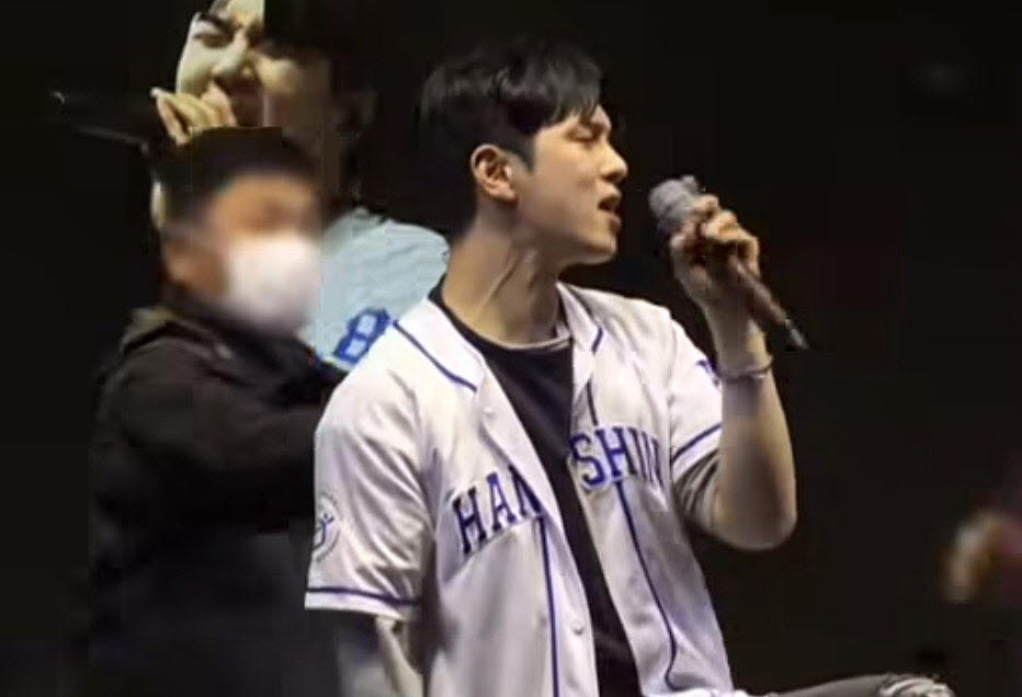 밴드 엔플라잉 유회승이 무대를 선보이던 도중 한 남성이 무대에 난입한 모습.(사진=SNS 캡처)