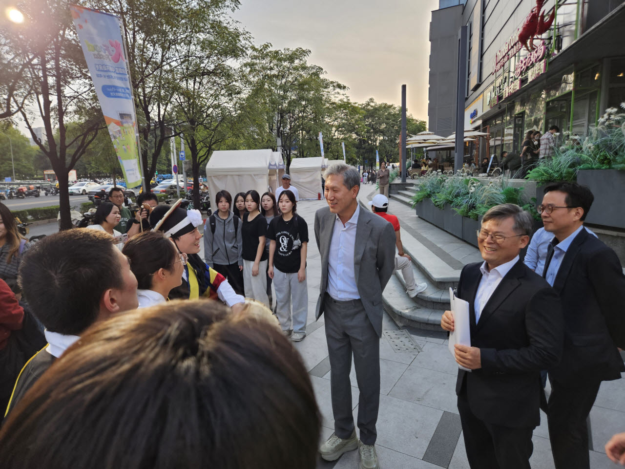 노재헌(가운데) 주중한국대사가 지난 9일 중국 베이징 왕징에서 열린 'K푸드 페스타' 행사장을 찾아 공연 관계자들과 이야기하고 있다. (사진=이데일리 이명철 특파원)