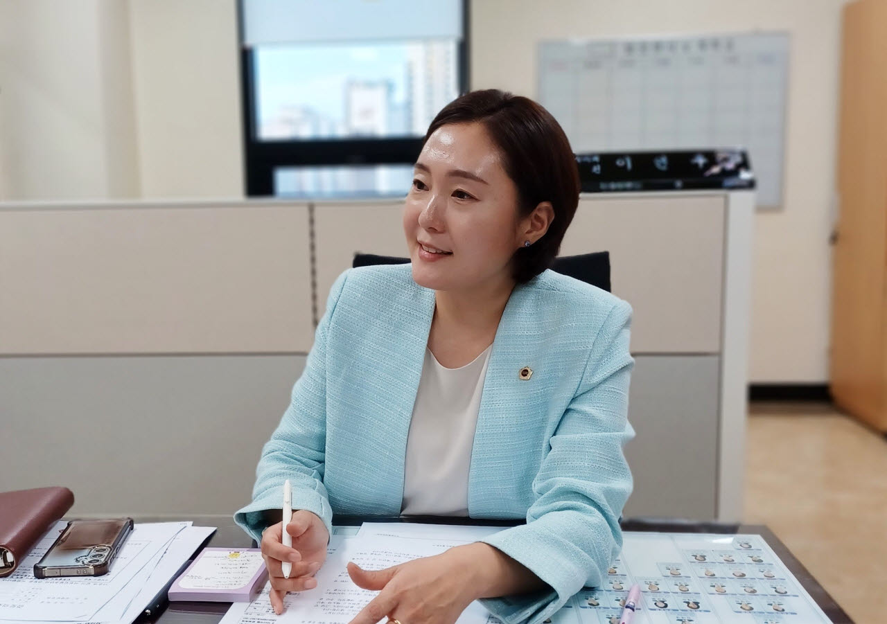 이연주 위원장이 8일 인천시의회 사무실에서 인터뷰를 하고 있다. (사진 = 이종일 기자)