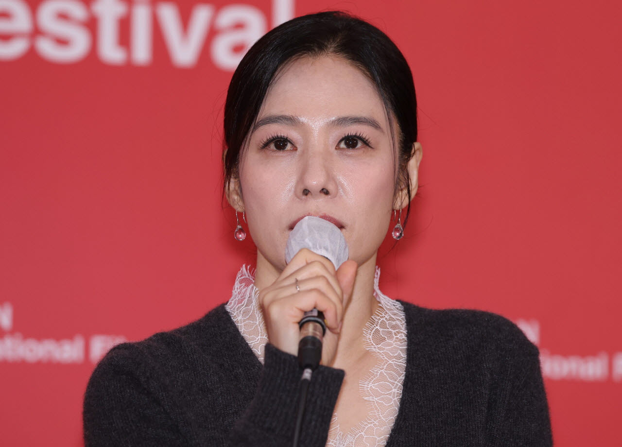 제31회 부산국제영화제가 열린 10일 부산 해운대구 영화의전당에서 진행된 영화 '실낙원' 기자회견에서 배우 김현주가 질문에 답하고 있다.(사진=연합뉴스)