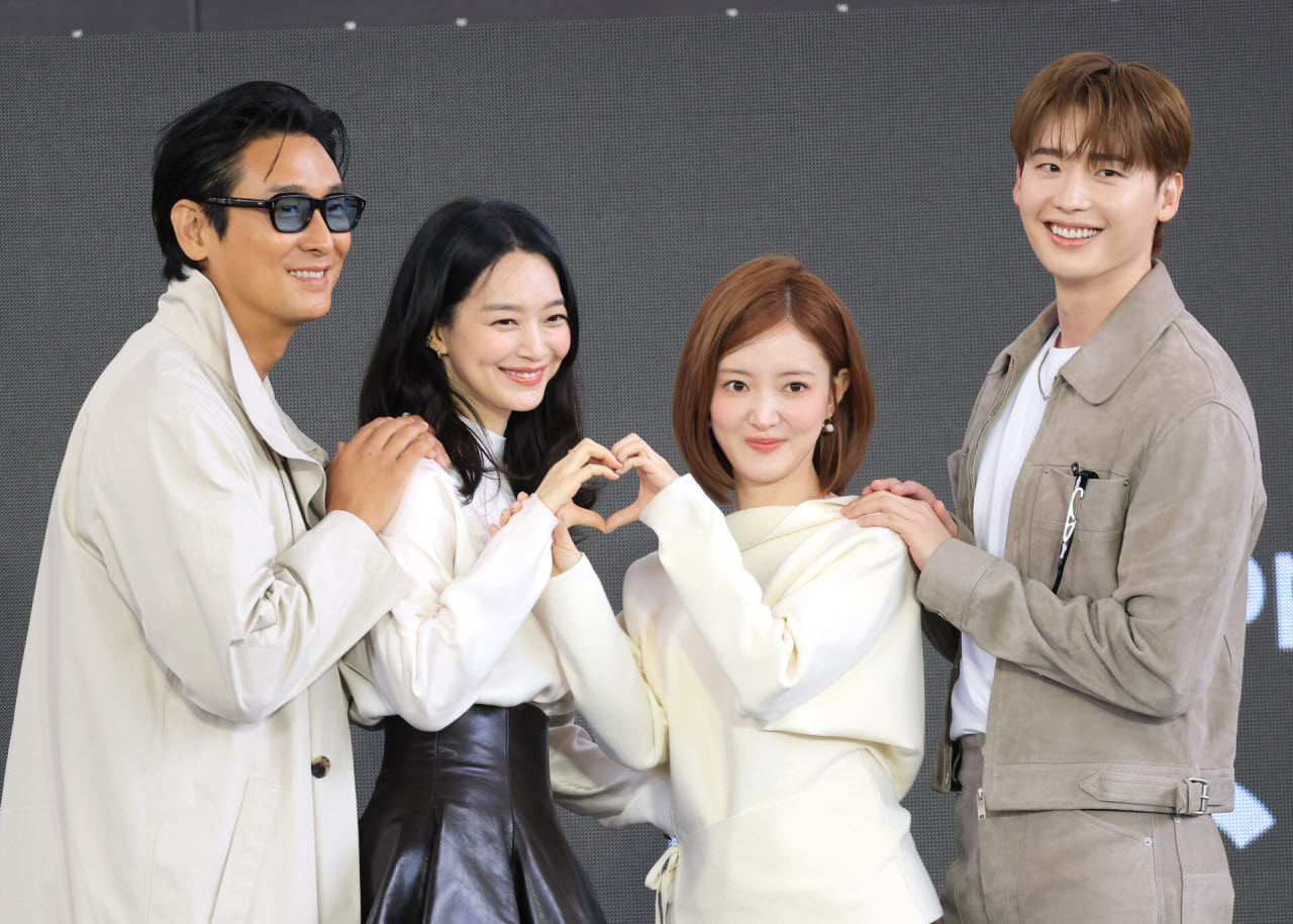 배우 주지훈(왼쪽부터)과 신민아, 이종석, 이세영이 10일 부산 해운대구 영화의전당 루프씨어터에서에서 열린 제31회 부산국제영화제 '재혼황후' 무대인사에서 팬들과 즐거운 시간을 보내고 있다.(사진=뉴스1)