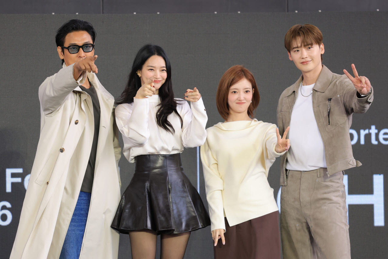 배우 주지훈(왼쪽부터)과 신민아, 이세영, 이종석이 10일 부산 해운대구 영화의전당 루프씨어터에서에서 열린 제31회 부산국제영화제 '재혼황후' 무대인사에서 팬들과 즐거운 시간을 보내고 있다.(사진=뉴스1)