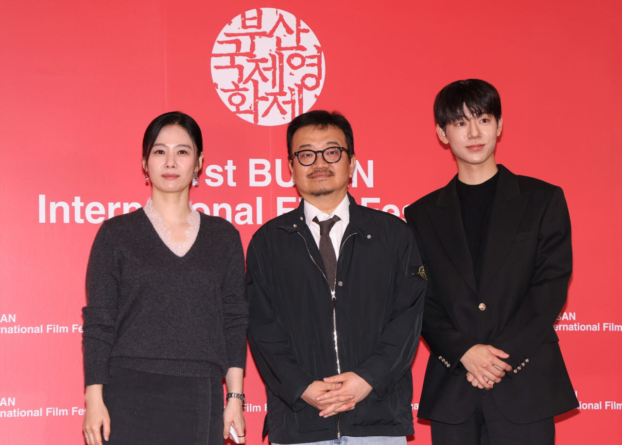 제31회 부산국제영화제가 열린 10일 부산 해운대구 영화의전당에서 진행된 영화 '실낙원' 기자회견에서 배우 김현주(왼쪽부터), 연상호 감독, 배우 배현성이 포즈를 취하고 있다.(사진=연합뉴스)
