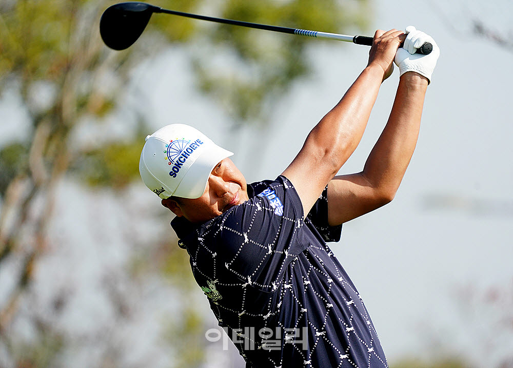 [포토] 이동환, 파워 스윙으로 시작