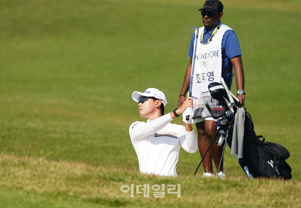 [포토] 벙커샷하는 조우영
