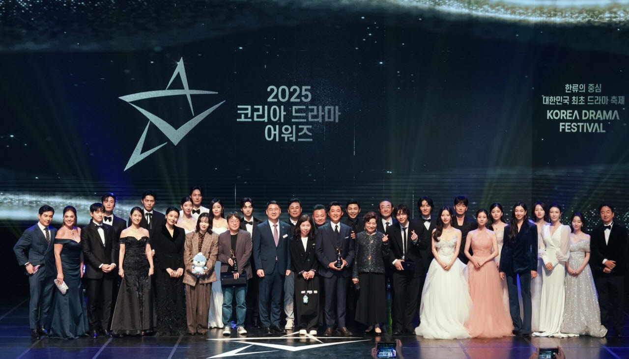 지난해 열린 '2025 코리아드라마어워즈' 단체사진.(사진=코리아드라마페스티벌조직위원회)