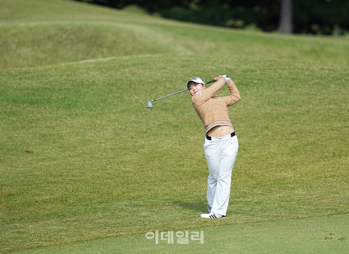[포토]유서연,그린에 올라 핀으로 가라