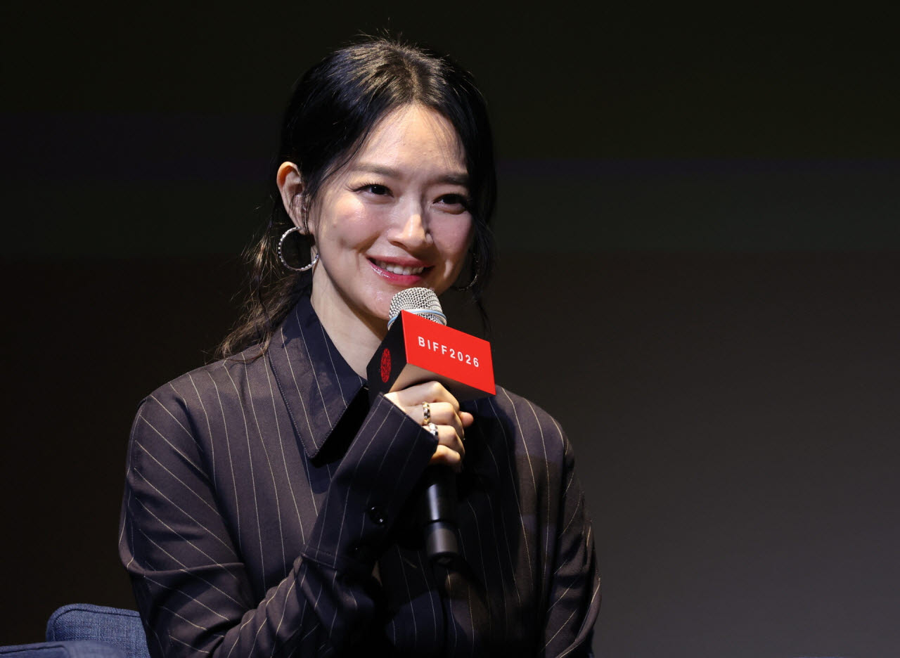 제31회 부산국제영화제가 열린 10일 부산 해운대구 신세계백화점 문화홀에서 진행된 '액터스 하우스'에서 배우 신민아가 인사말을 하고 있다.(사진=연합뉴스)