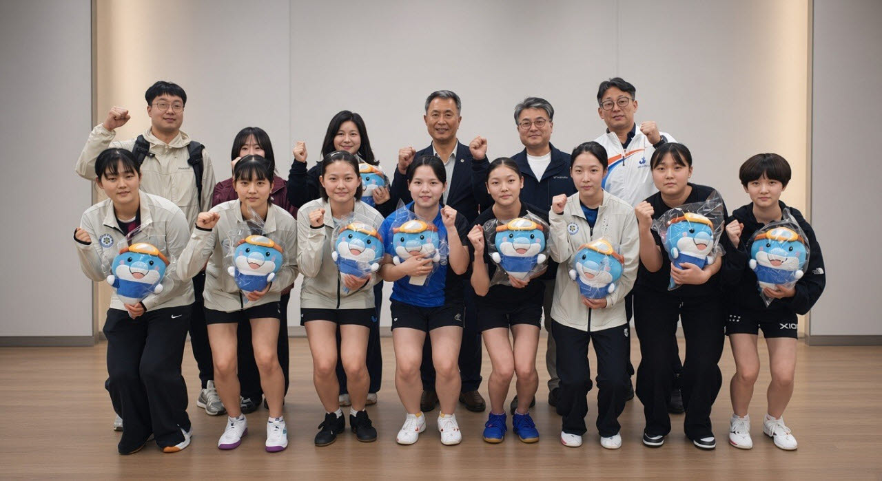 심정지 환자의 목숨을 구한 대전호수돈여고 탁구단과 제주도탁구협회 관계자들이 기념사진을 촬영하고 있다.(사진=제주탁구협회 제공/뉴스1)