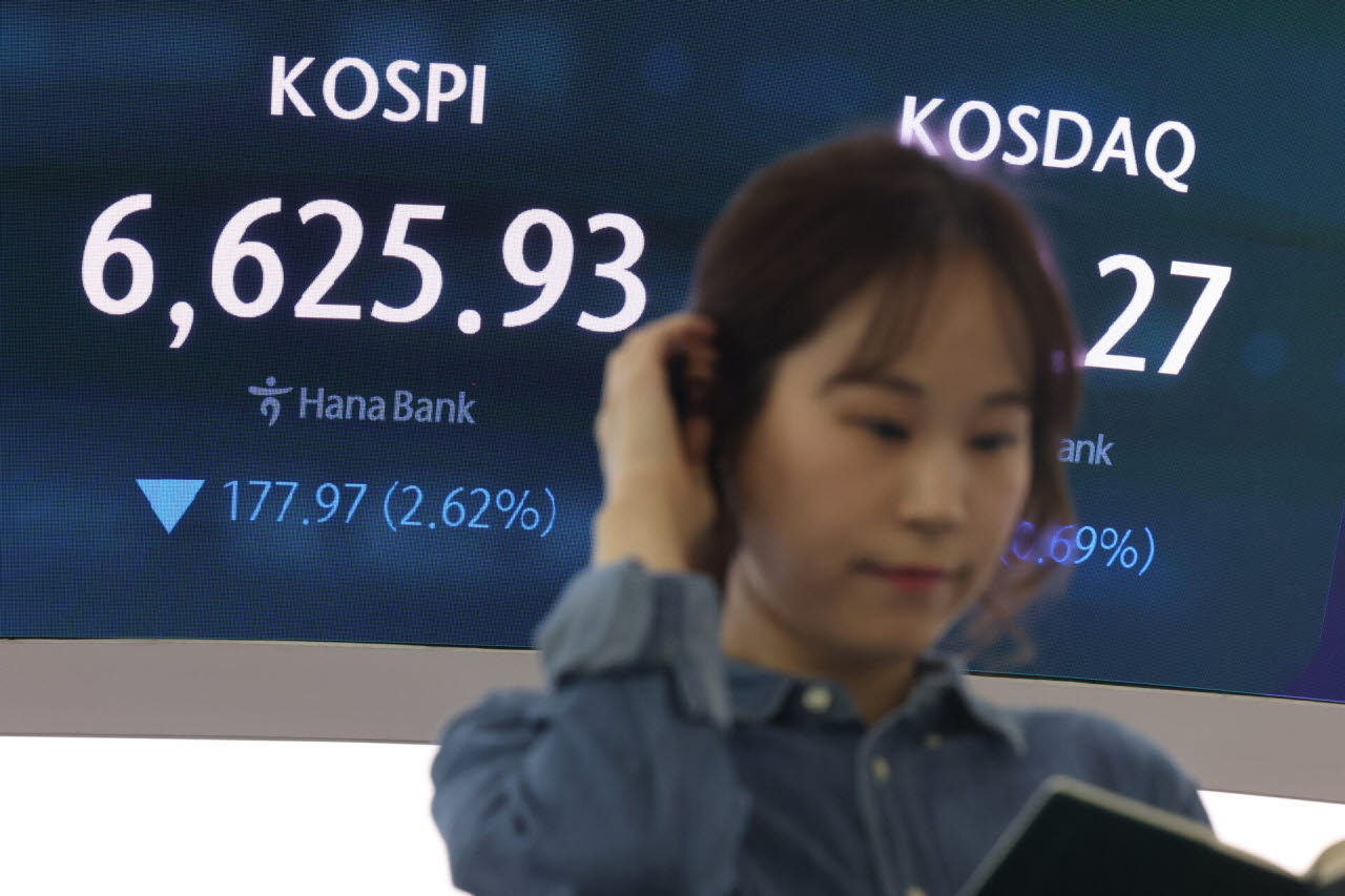 8일 오후 서울 중구 하나은행 딜링룸에서 딜러들이 업무를 하고 있다. 코스피는 177.97포인트(2.62%) 내린 6625.93에, 코스닥 지수는 6.16포인트(0.69%) 내린 892.27으로 정규장을 마쳤다. 원·달러 환율은 정규장 마감시간 기준 1.9원 내린 1338.5원을 나타냈다. (사진=뉴시스)