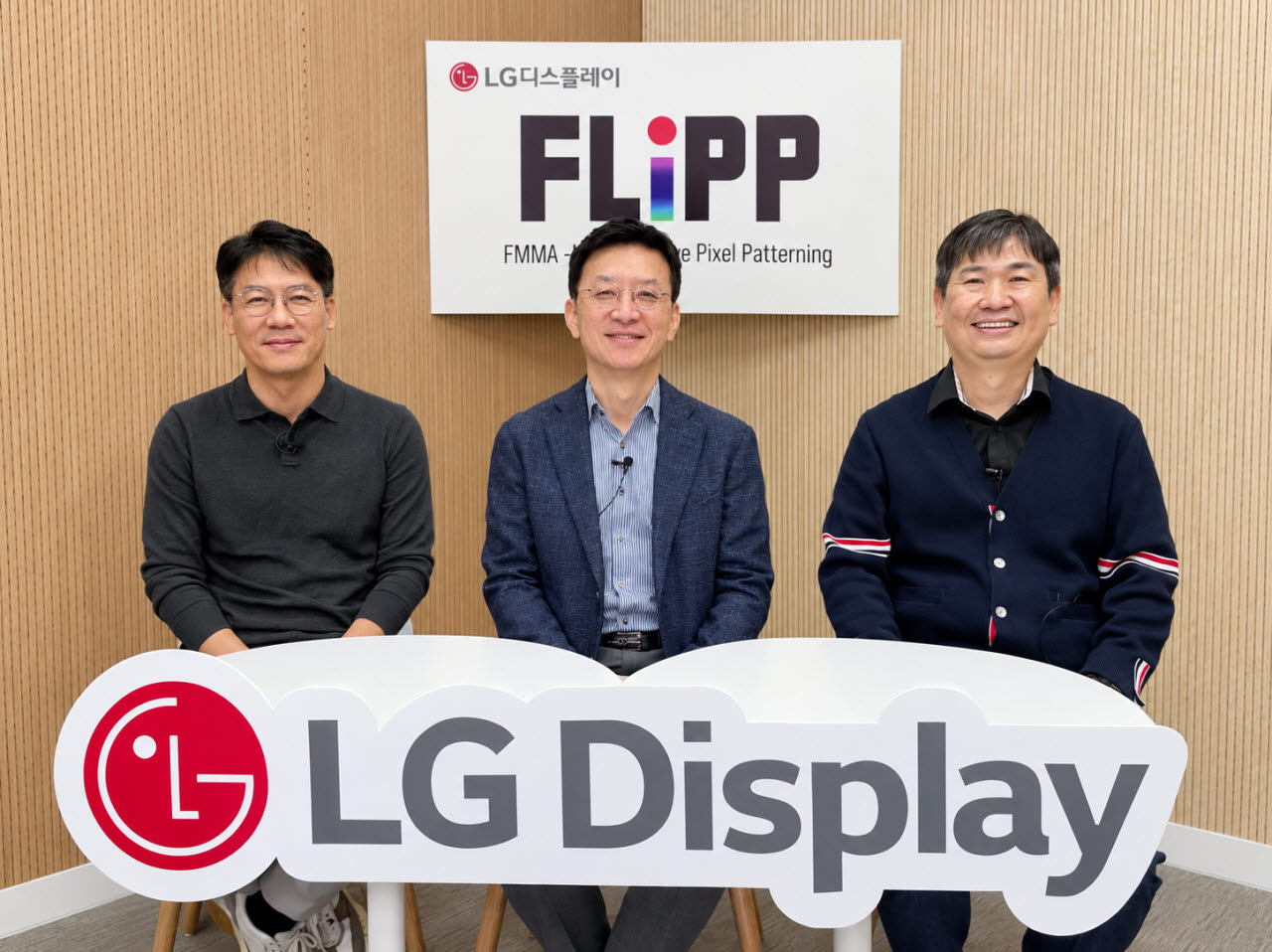 LG디스플레이 'FLiPP 온라인 테크 세미나'에 최영석 CTO(가운데), 조흥렬 상무(우), 김응용 전문위원(좌)이 참석해 FLiPP 기술 소개를 진행했다. (사진=LG디스플레이)