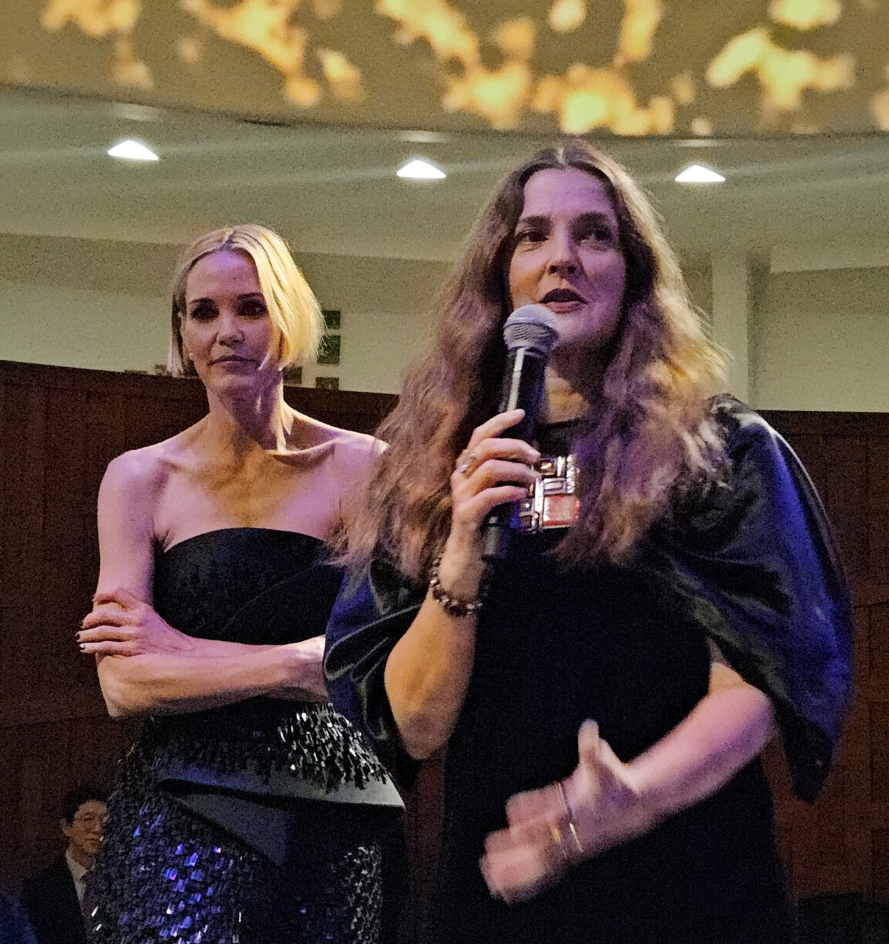 할리우드 배우이자 프로듀서, 토크쇼 진행자인 드류 베리모어(Drew Barrymore·오른쪽)가 지난 8일(현지시간) 뉴욕 맨해튼 구겐하임 미술관에서 열린 초프리미엄 가전 브랜드 'LG 시그니처' 북미 진출 10주년 기념 갈라쇼에서 '아이코닉 어워드(Iconic Award)'를 받은 뒤 소감을 말하고 있다. 왼쪽은 배우 레슬리 비브. (사진=이데일리 성주원 특파원)