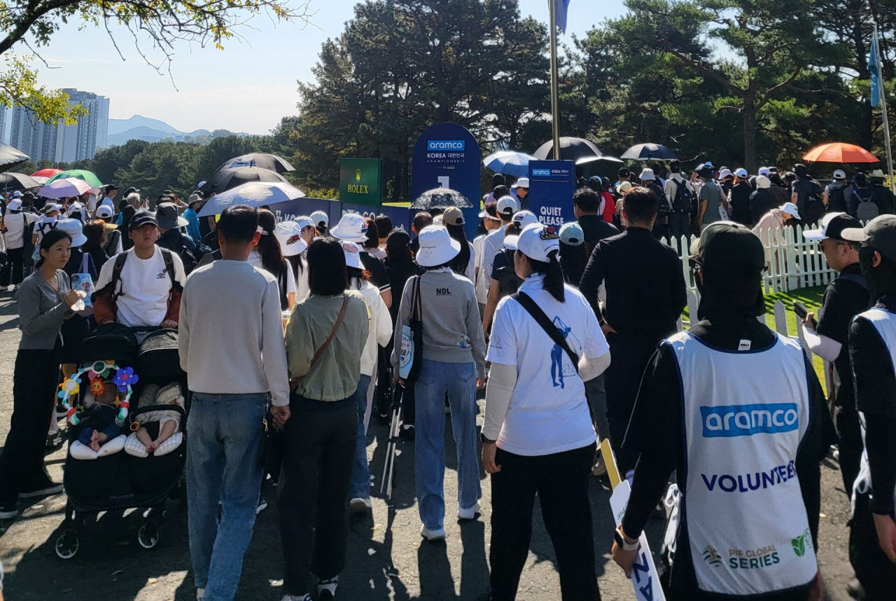 11일 경기 고양시 뉴코리아CC에서 열린 레이디스유러피언투어 아람코 코리아 챔피언십 4라운드가 열린 1번홀 주변으로 골프팬들이 몰려들고 있다. (사진=주영로 기자)