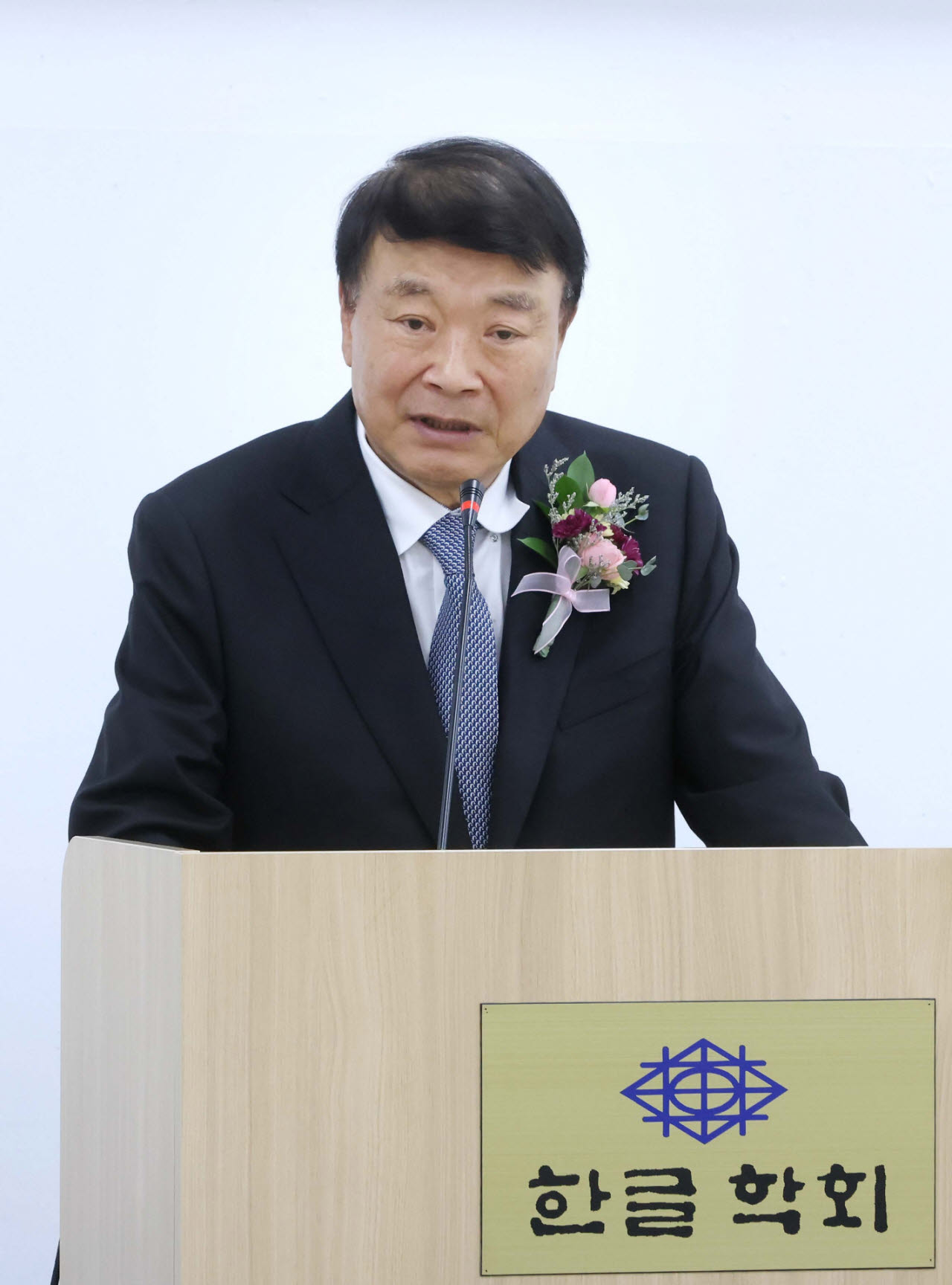 김상철 한컴그룹 회장이 한글학회 특별 공로 표창을 수상한 뒤 수상 소감을 말하고 있다. 사진=한컴