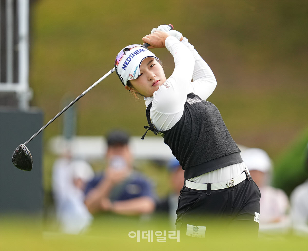[포토]박현경,점수를 획득하여 순위를 올린다