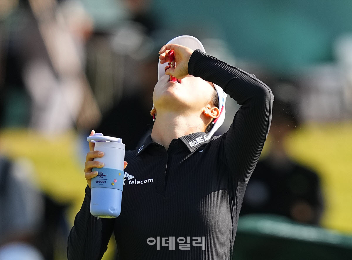 [포토]김재희,우승 에너지를 먹는다