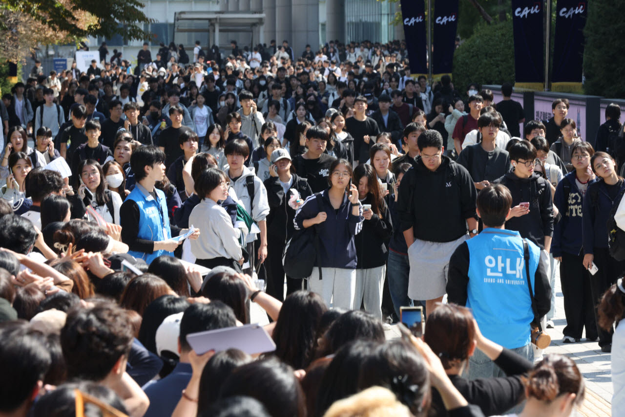 [이데일리 이영훈 기자] 11일 서울 동작구 중앙대학교에서 수험생들이 2027학년도 논술고사를 마치고 밖으로 나서고 있다.
