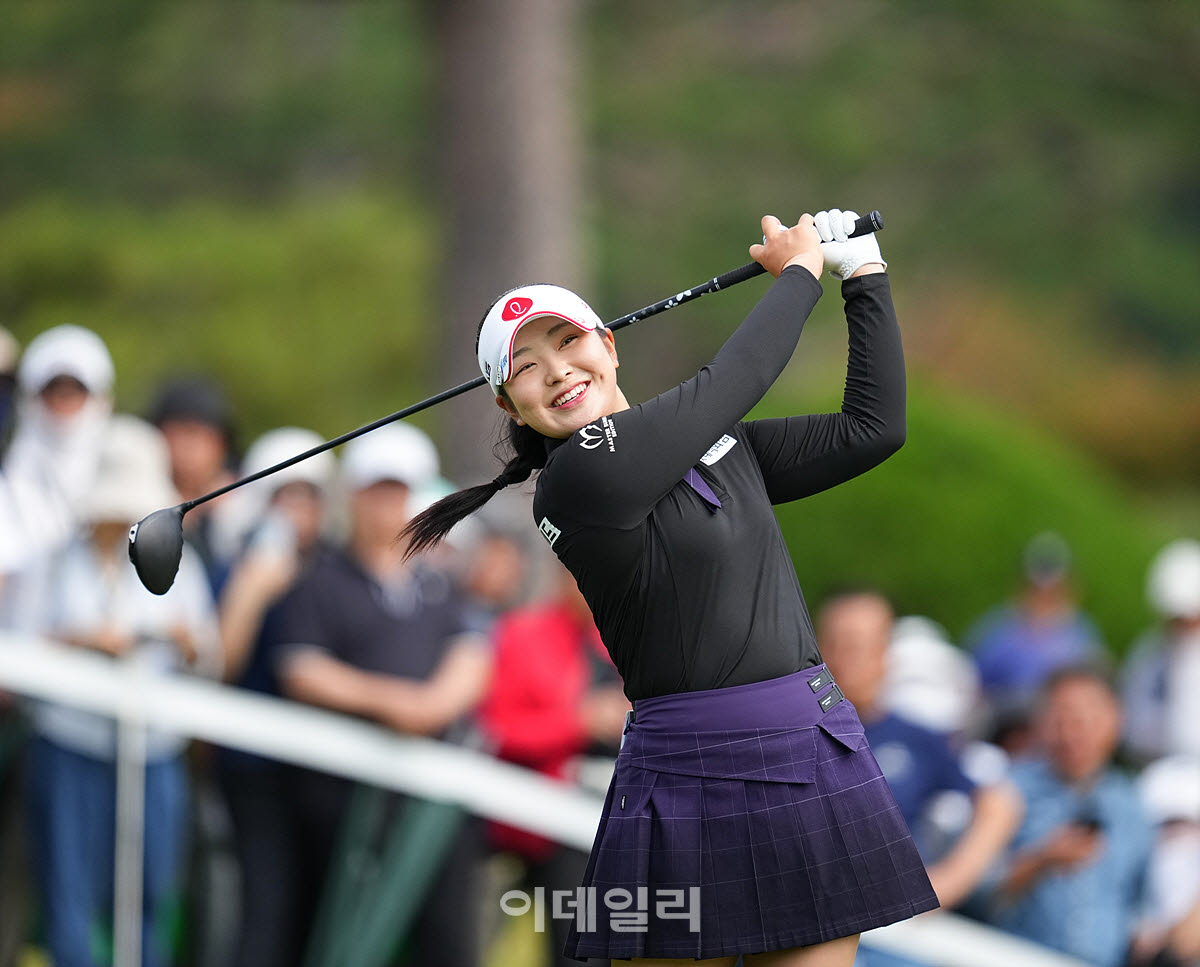[포토]유현조,미소 연습 스윙
