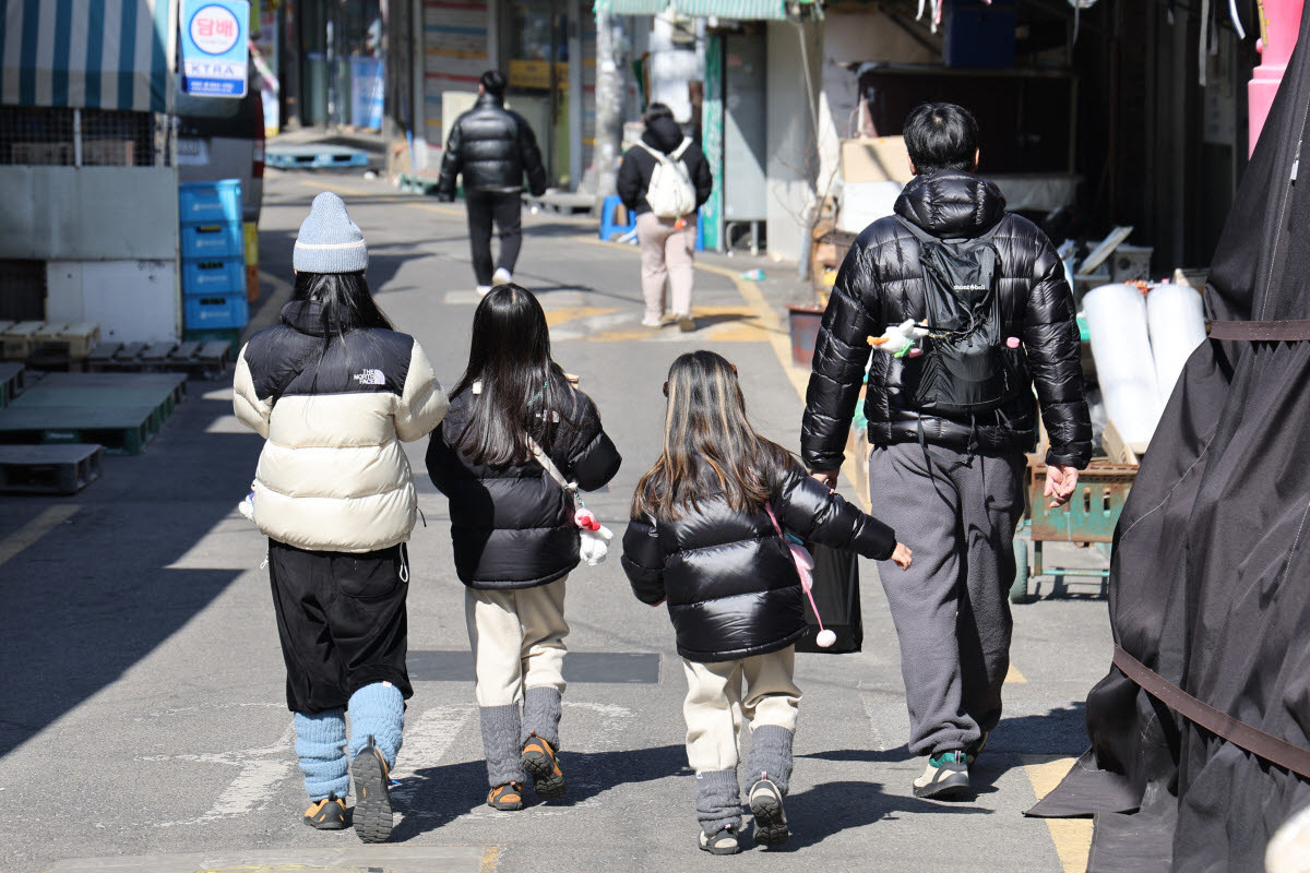 서울 시내를 걷고 있는 한 가족의 모습. 기사 내용과 직접적인 관련이 없는 사진. (사진=연합뉴스)