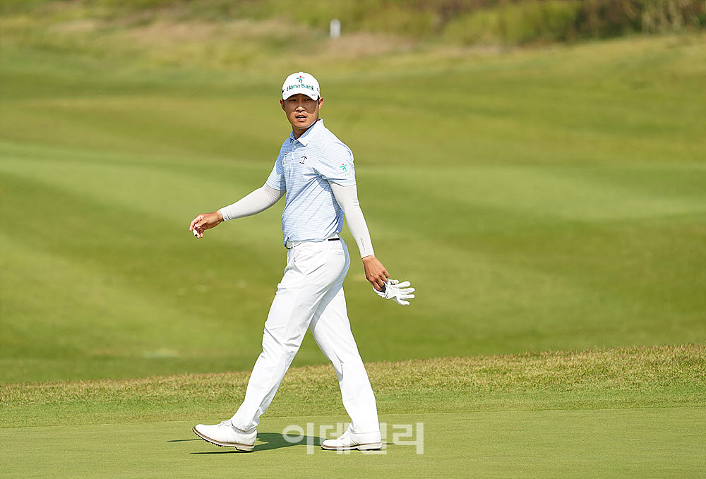 [포토] 박은신, 꼼꼼히 살피는 그린