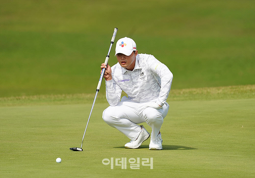 [포토] 배용준, 신중히 읽는 라인