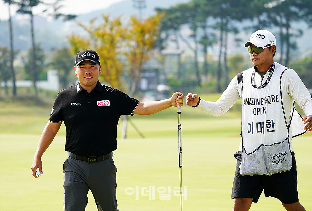 [포토] 이대한, 캐디와 하이파이브하며 다음 홀로