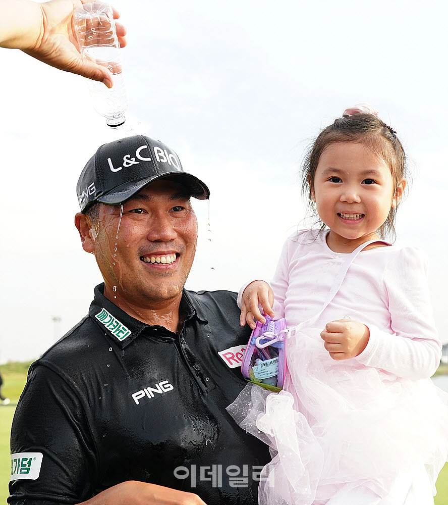 [포토] 이대한, 딸과 받는 축하